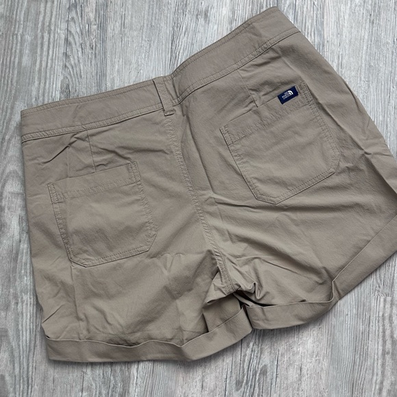 NWOT The North Face Khaki Cargo Shorts Size 8 Women - Picture 2 of 9